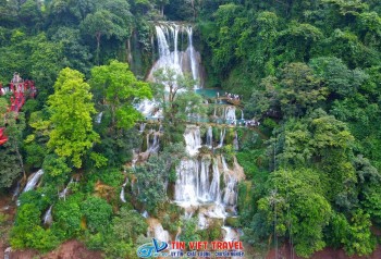 Bản Giao Hưởng Của Nước Và Ánh Sáng: Khám Phá Thác Dải Yếm & Công Nghệ Cầu Kính 5D Tại Mộc Châu