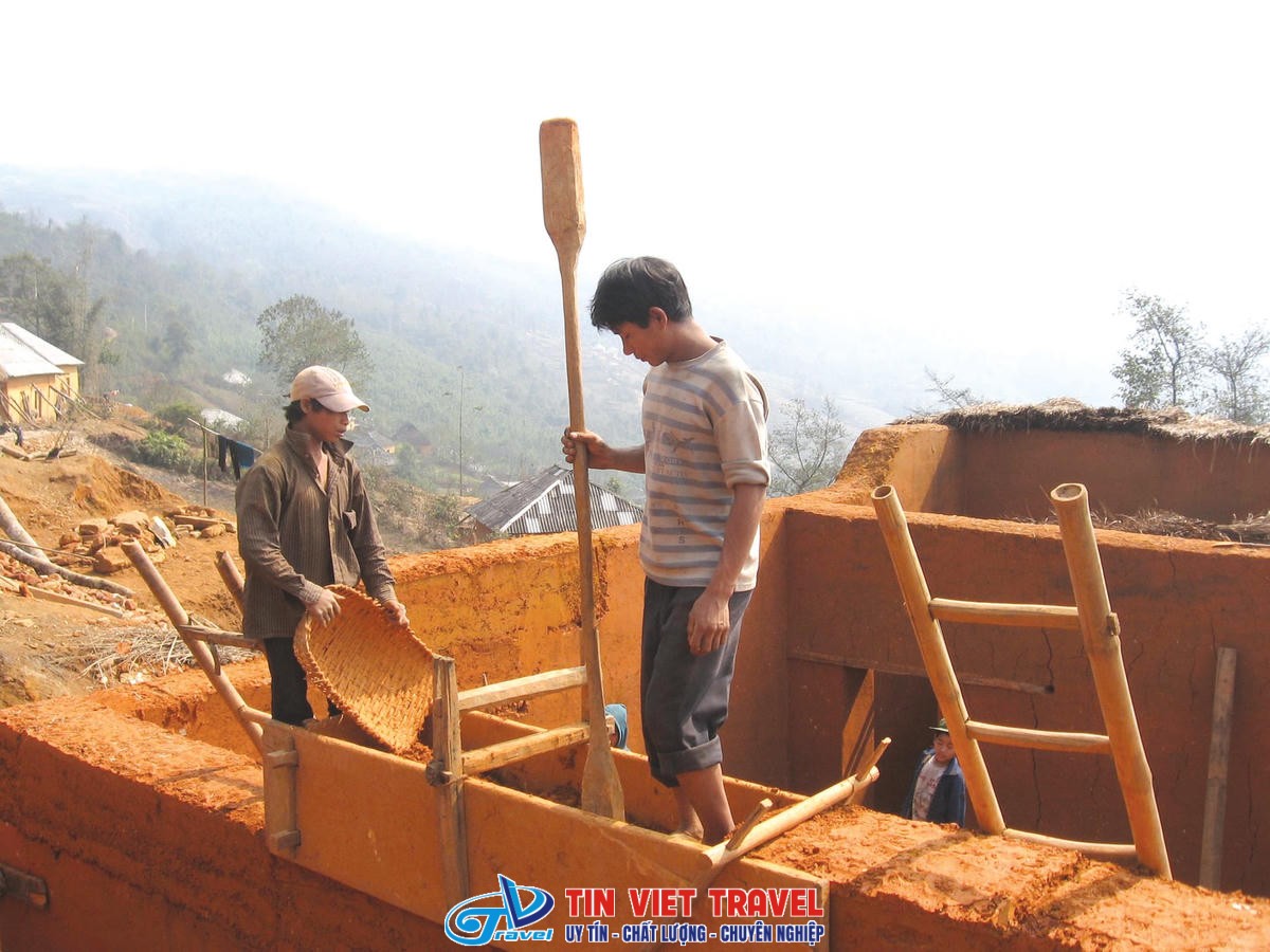 cách xây nhà Trình Tường của người Hà Nhì
