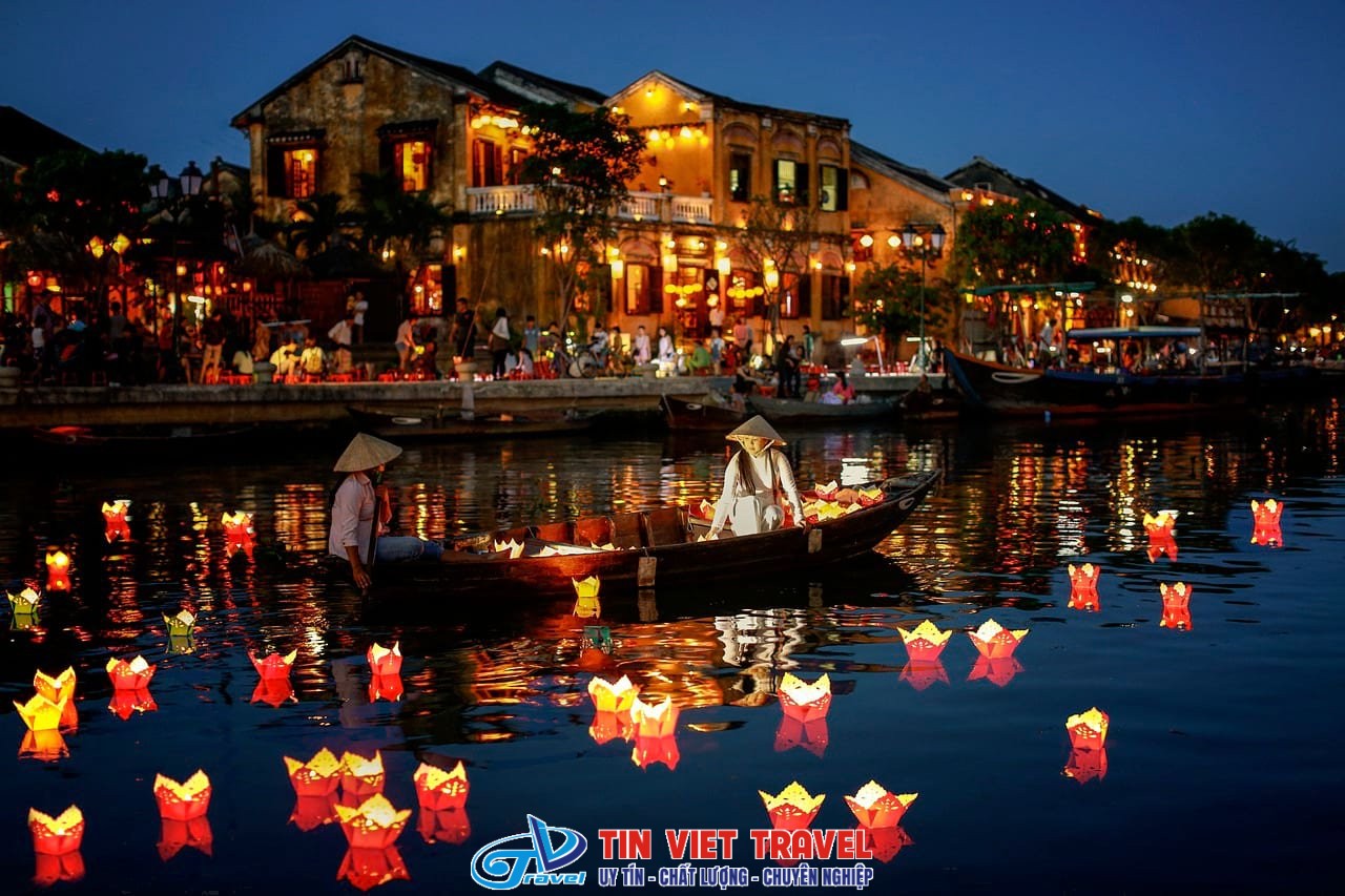 thả hoa đăng tại Hội An
