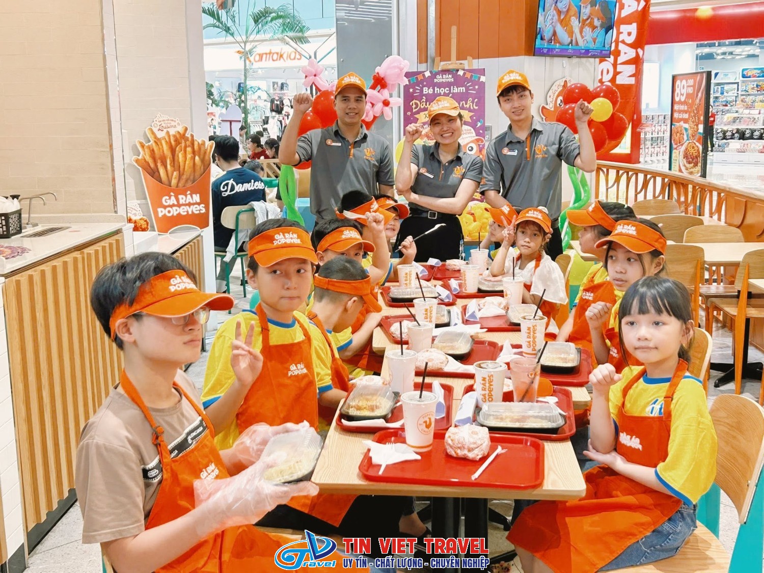 Các bé thưởng thức mì ý trong Tour Popeyes