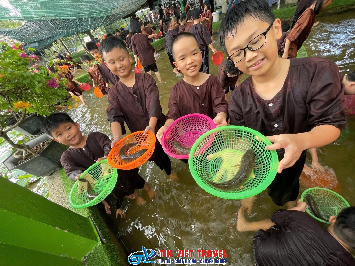 hoạt động bắt cá tại Happy Farm